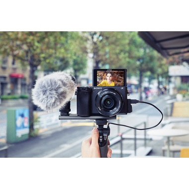 Sony α Alpha 6400 con obiettivo 16-50mm, mirrorless APS-C con Real-Time Eye AF