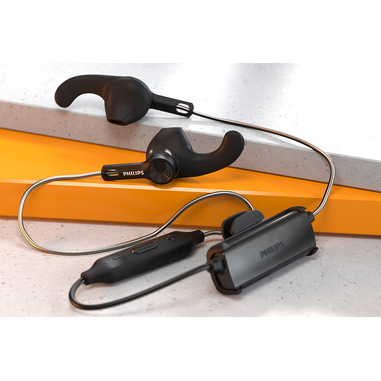 Philips TAA3206BK/00 Cuffie Bluetooth con Microfono per Sport e Fitness,  Resistenti al Sudore e alla Polvere, Cavo Riflettente, Pulsanti Integrati,  Cuffie Wireless | Auricolari in offerta su Unieuro
